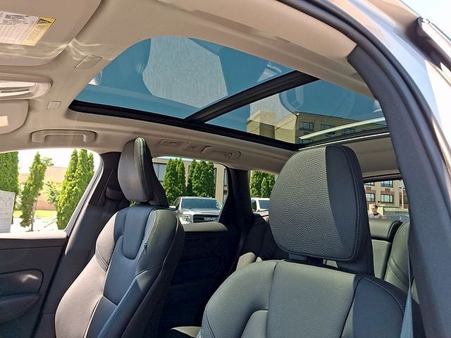 2023 Volvo XC60 B5 Plus Dark Theme